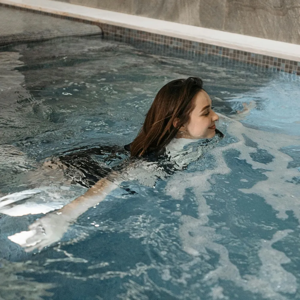 Bảo vệ tóc trước clo bể bơi bằng dầu xả khô - nguồn từ elle