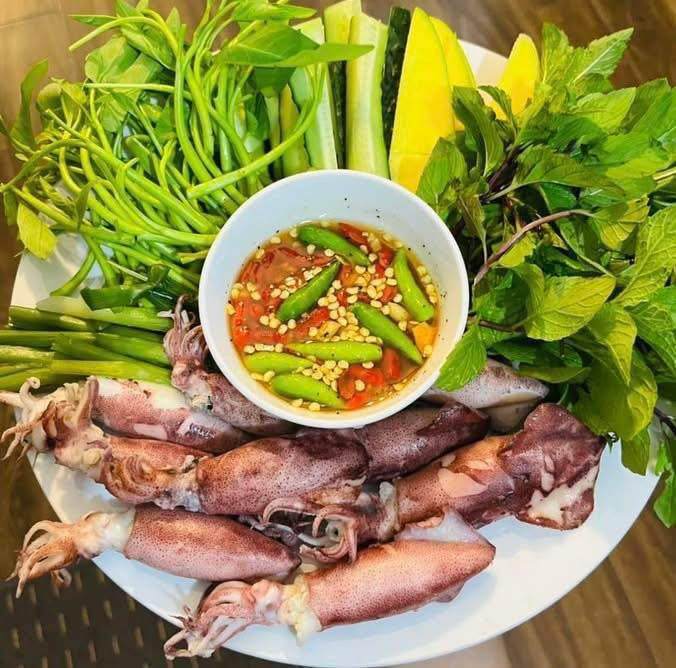 Mực hấp cuốn rau muống