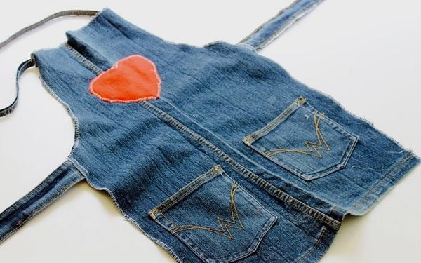 Tái chế quần jean thành tạp dề nấu ăn tiện dụng