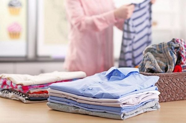 Phân loại quần áo trước khi gấp