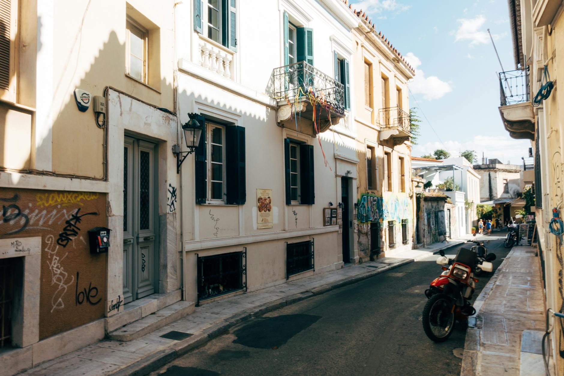 Một góc phố tuyệt đẹp ngập tràn ánh nắng tại khu phố Plaka Athens