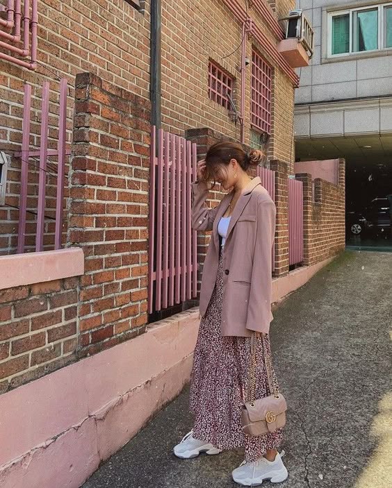Áo blazer phối cùng đầm họa tiết