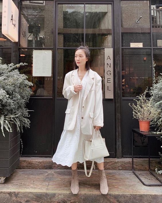 Áo blazer phối cùng đầm dài màu trơn