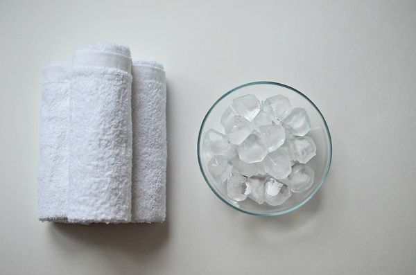 Sử dụng đá viên trong lồng sấy chuyên dụng đánh bay nếp nhăn