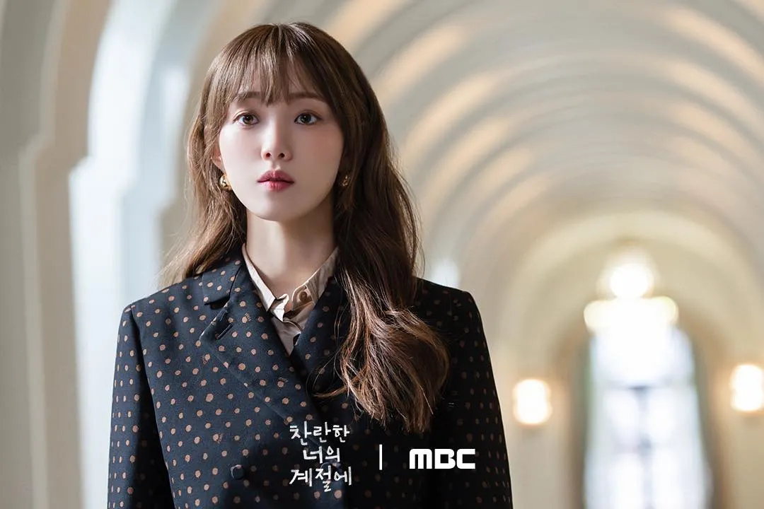Lee Sung Kyung diện blazer đen sang trọng