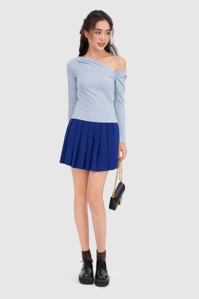 Phối chân váy xếp ly ngắn với áo thun basic