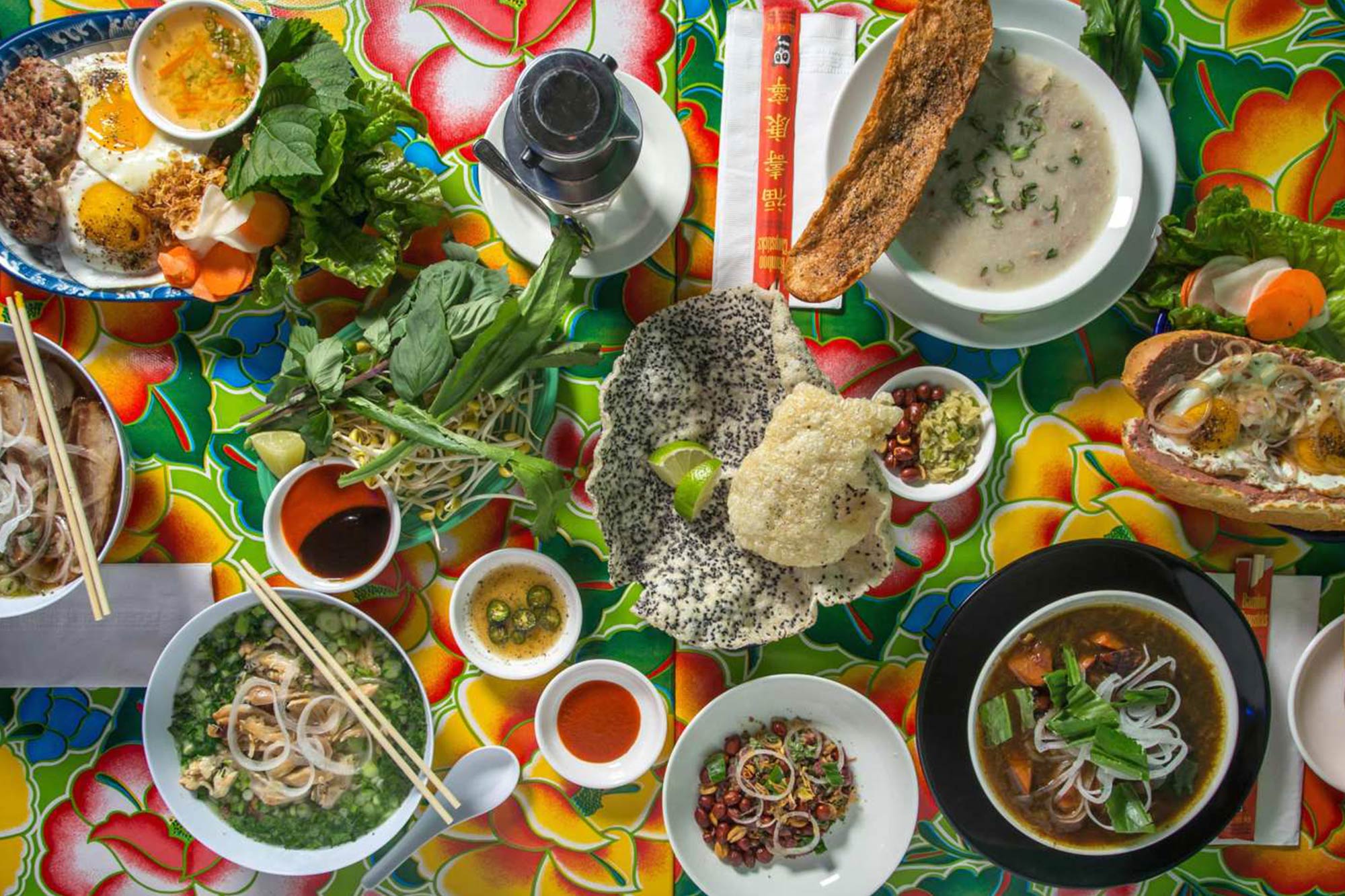 Bữa sáng Việt Nam với bún bò, phở và các món truyền thống