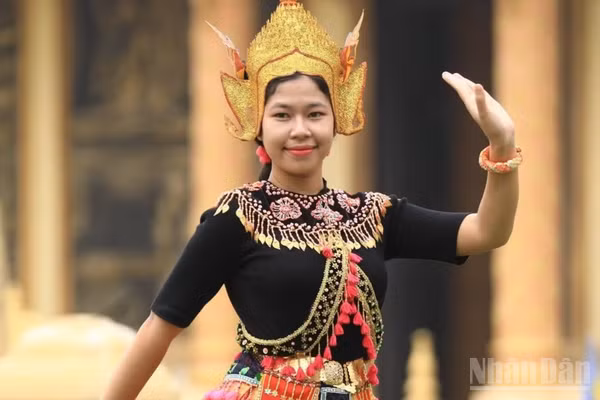 Cô gái Chăm trong điệu múa truyền thống