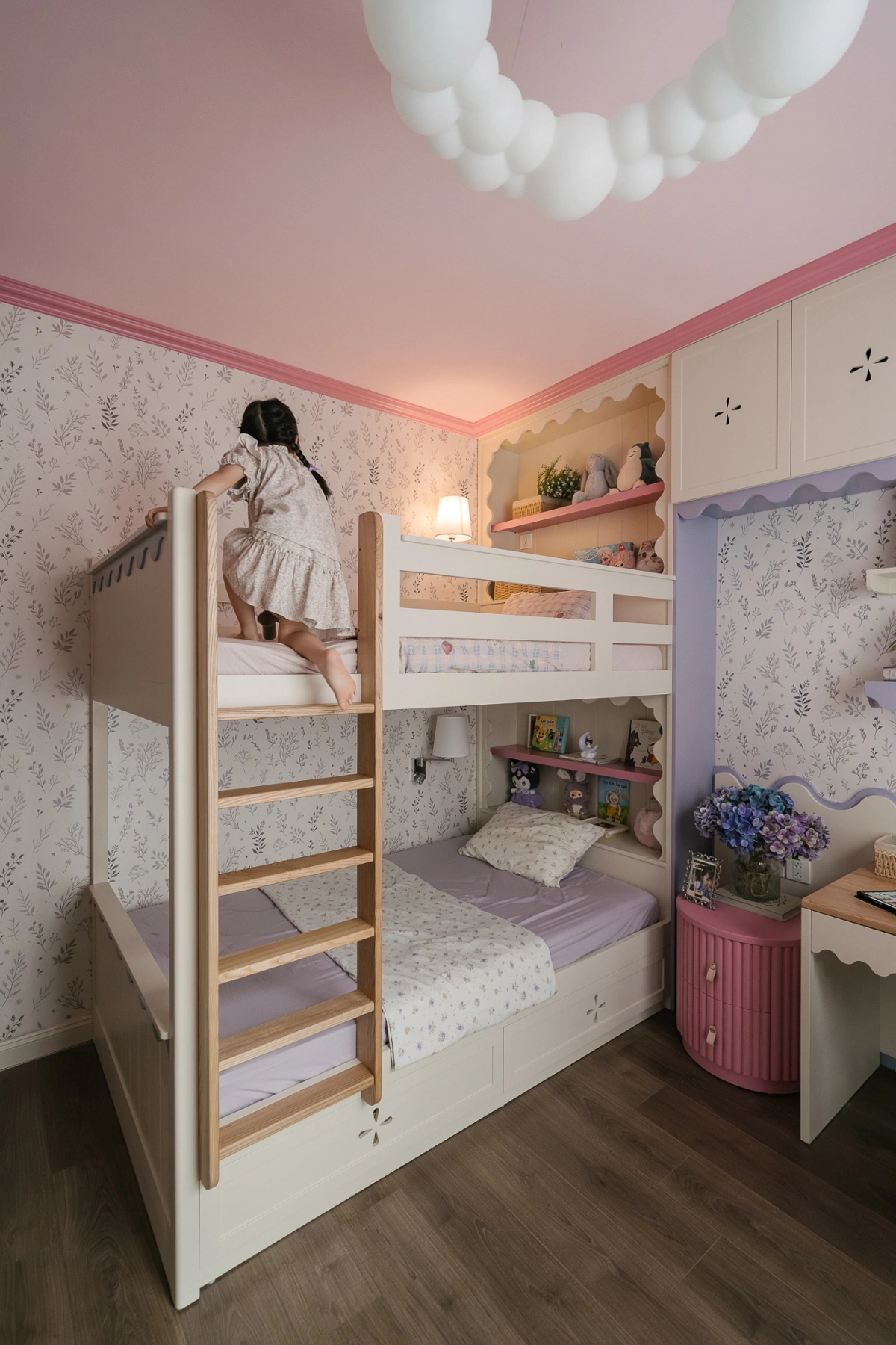 Góc phòng bé gái có thể thay đổi decor linh hoạt theo độ tuổi