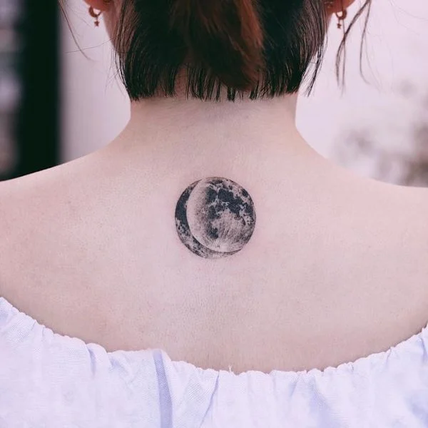 Hình xăm mini sau gáy tạo nét bí ẩn và lôi cuốn cho phái đẹp