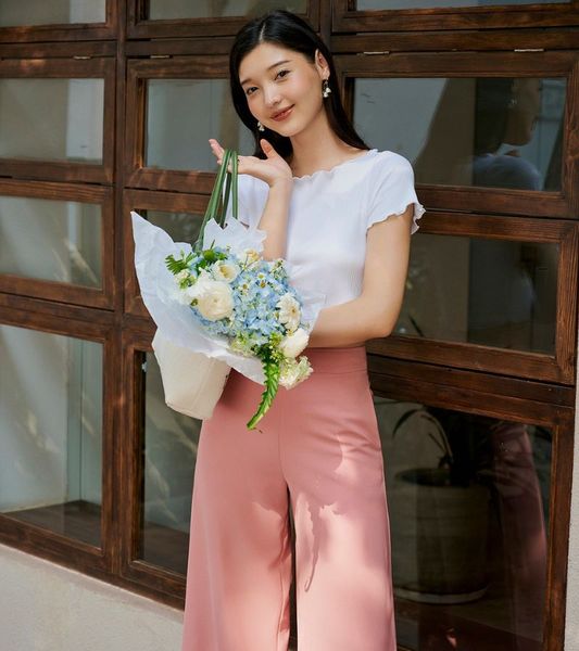 Áo thun cơ bản vẫn đẹp nếu phối đúng tỷ lệ và giữ form gọn gàng