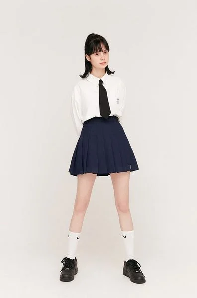 Giày sneaker gọn dáng hỗ trợ set đồ chân váy ngắn