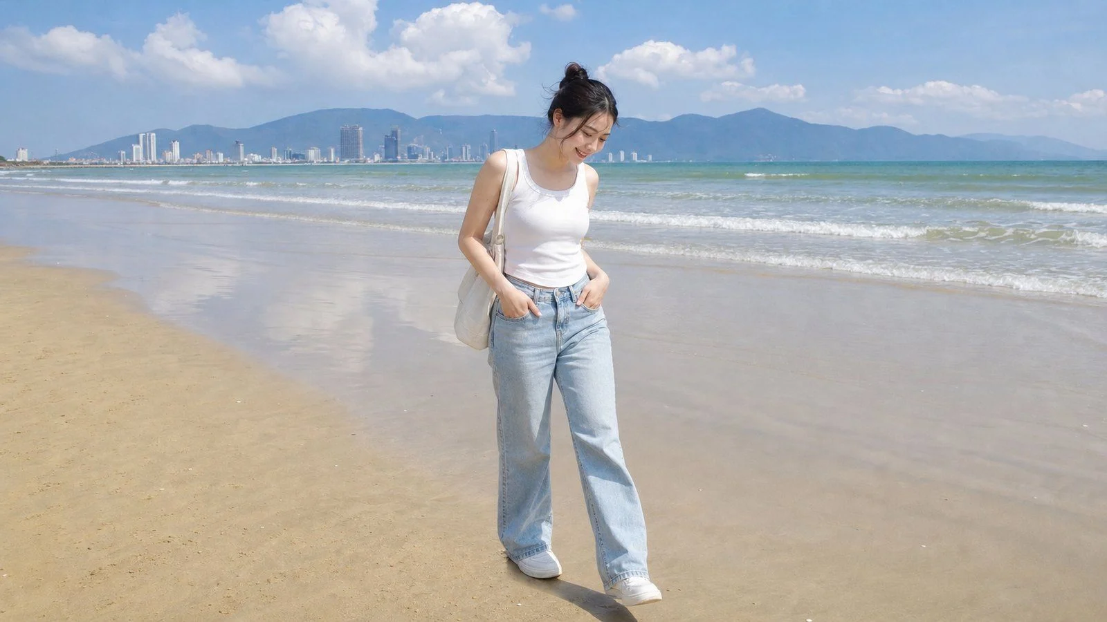 Tank top phối jeans sáng màu và sneaker cho lịch trình di chuyển nhiều ở Đà Nẵng