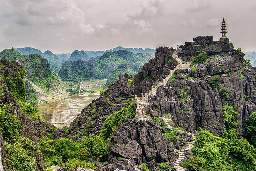 Tầm nhìn bao quát thung lũng từ đỉnh núi Ngọa Long