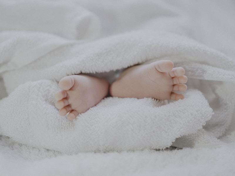 Bố mẹ trò chuyện với bé vui vẻ