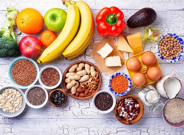 Minh họa chế độ ăn lành mạnh với thực phẩm cân bằng gồm rau xanh, trái cây, protein và ngũ cốc nguyên hạt