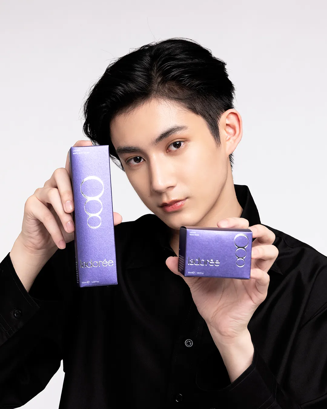 Người dùng cầm sản phẩm Ladorée