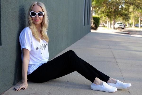 Quần jeans kết hợp giày slip-on tạo outfit phong cách