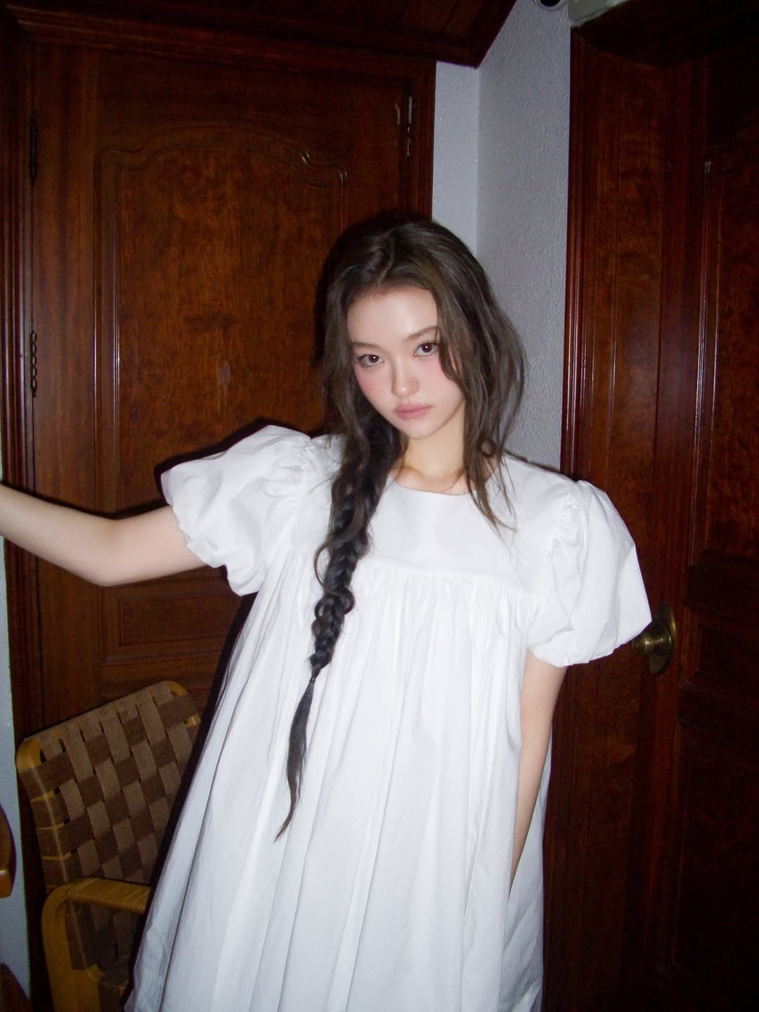 Ella MEOVV mặc váy babydoll trắng cotton