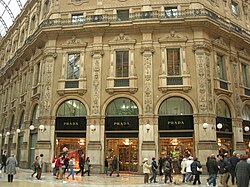 Mặt tiền cửa hàng thời trang Prada cao cấp tại Milan
