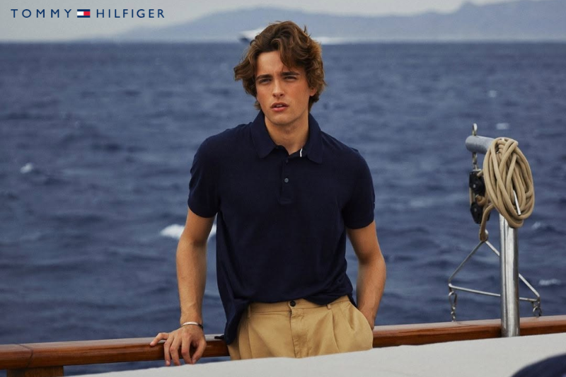 Từ sân tennis đến phố thị: Áo Polo Tommy Hilfiger nam vẫn giữ sức hút ra sao?