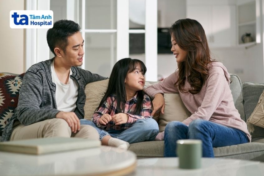 Bố mẹ trò chuyện để kích thích phản xạ ngôn ngữ của trẻ