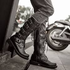 Combat boots bụi bặm là món giày rất đặc trưng trong Grunge style