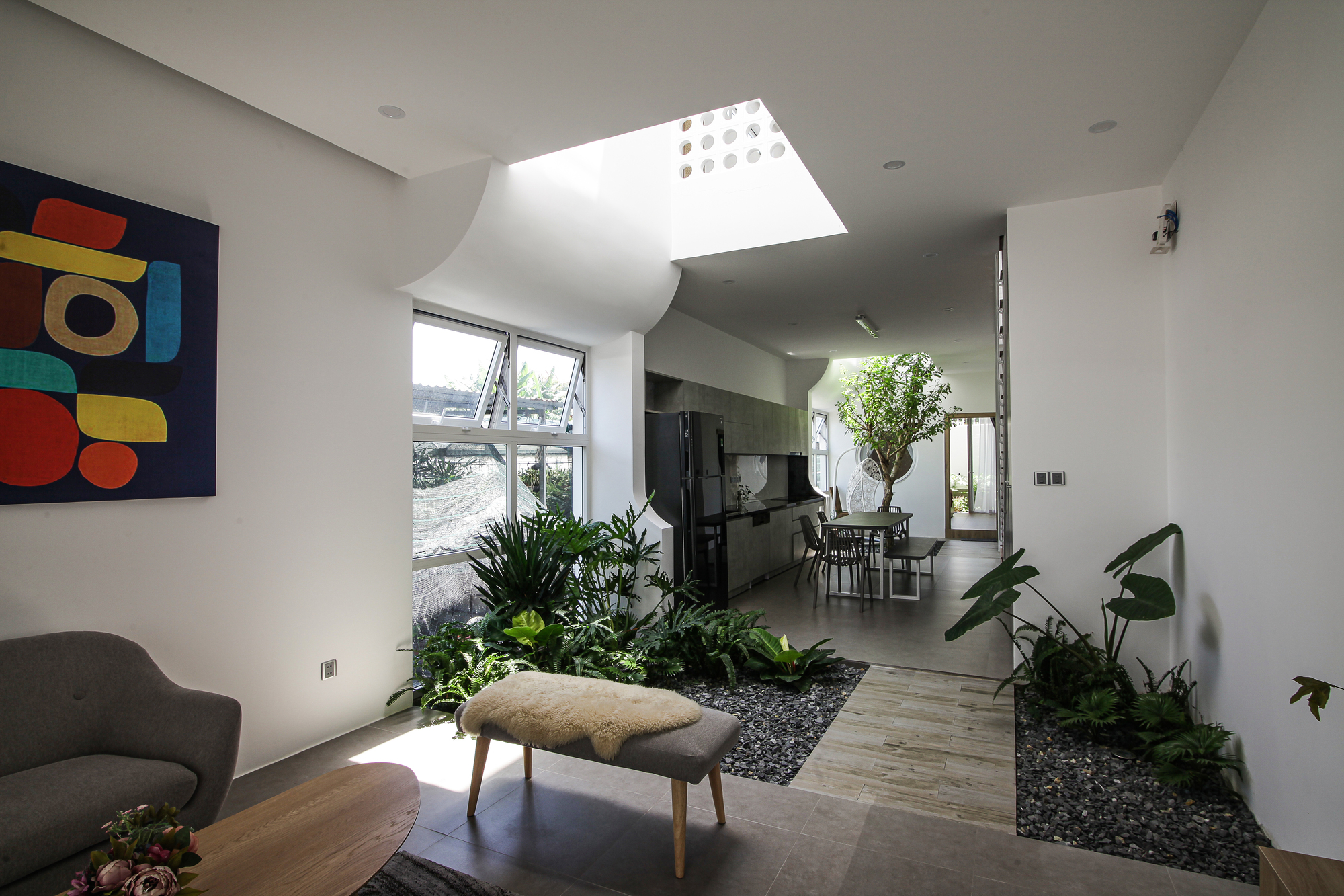 Hình khối và vật liệu trong Flow house cho thấy cách xử lý bề mặt có chủ đích