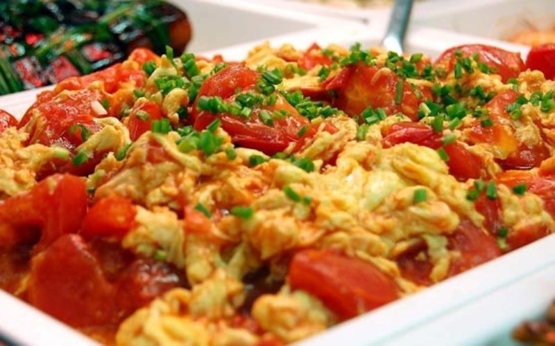 Khi bận rộn, chỉ cần trứng chiên hoặc thịt xào nhanh kèm rau luộc/xào là đã có bữa ăn đủ chất