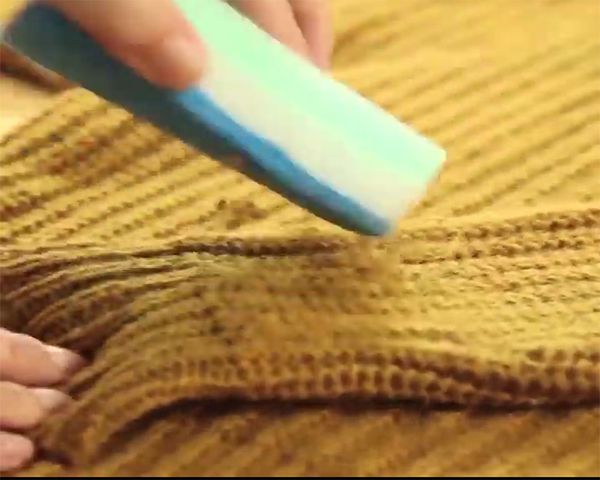 Dùng miếng bọt biển chà xát nhẹ