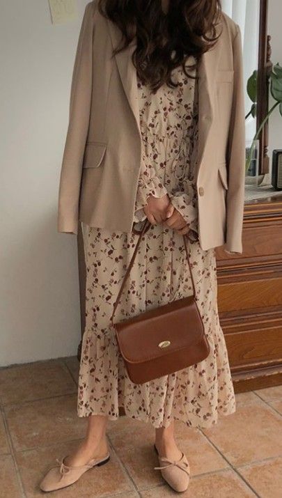 Đầm hoa với blazer màu trung tính