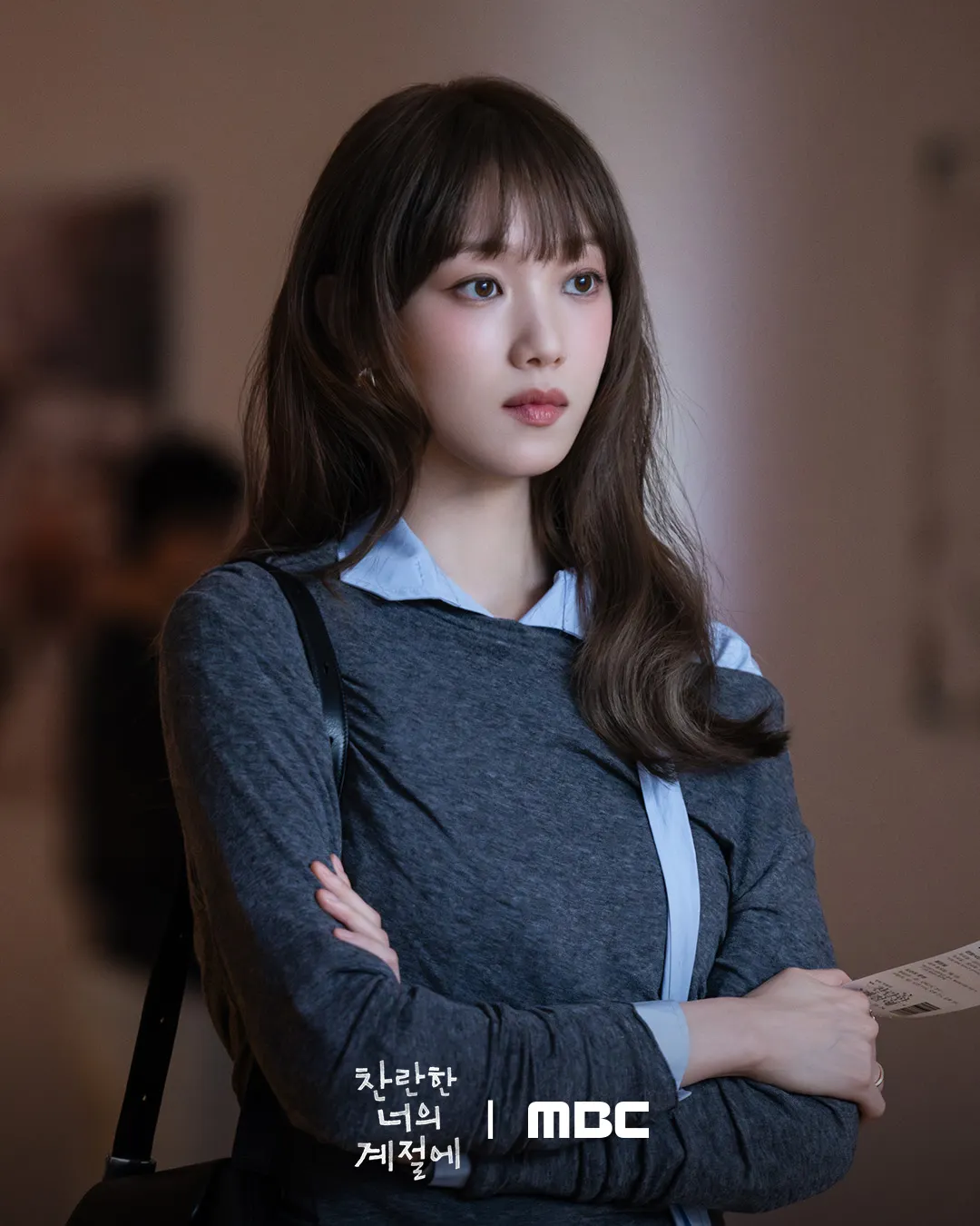 Lee Sung Kyung diện áo len xám gọn gàng