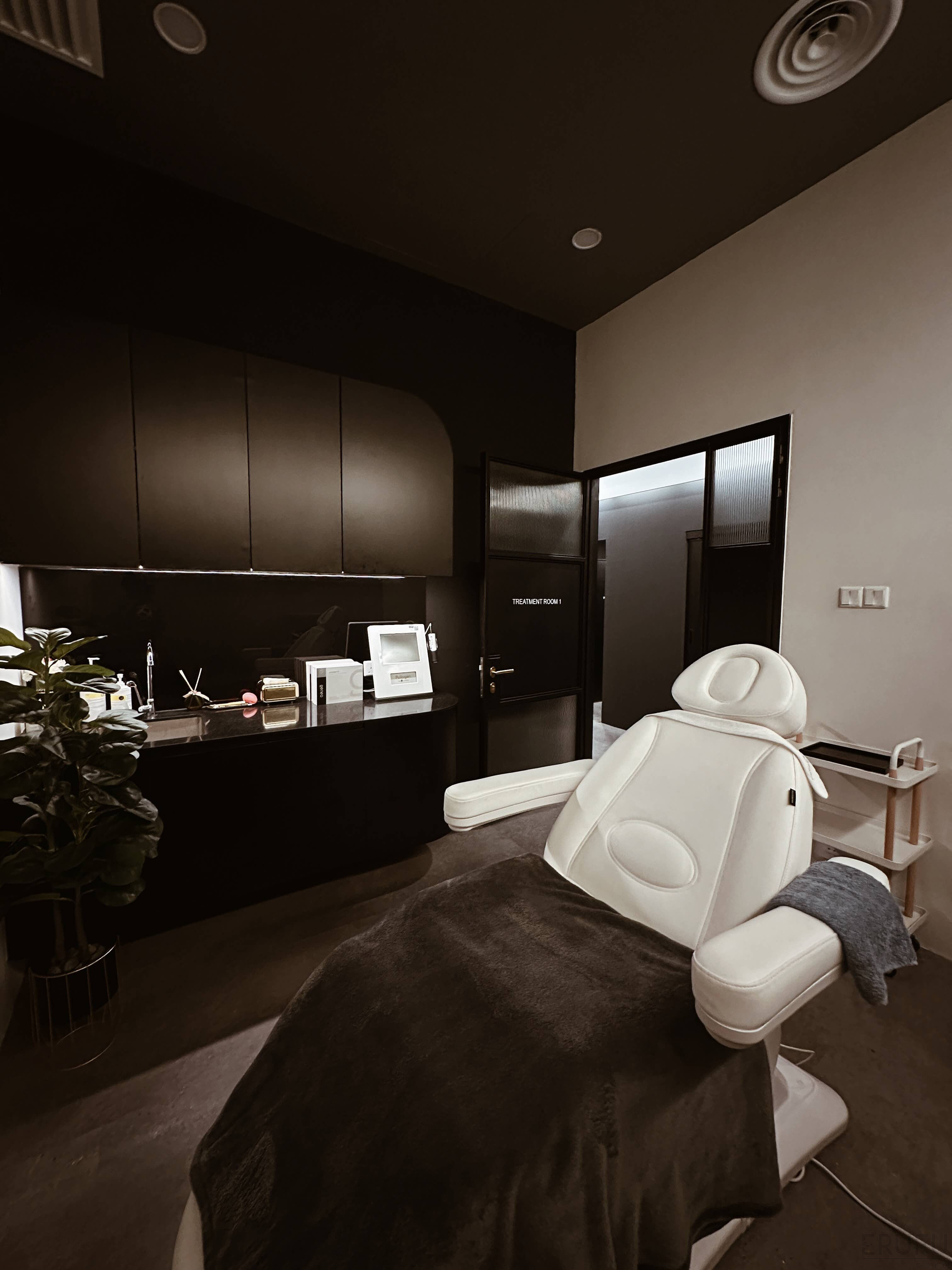 Bác sĩ da liễu đang kiểm tra và tư vấn về tình trạng da cho khách hàng