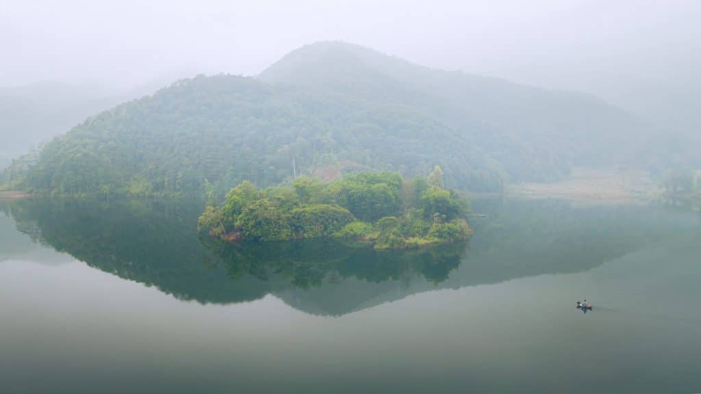 Sương sớm trên triền núi