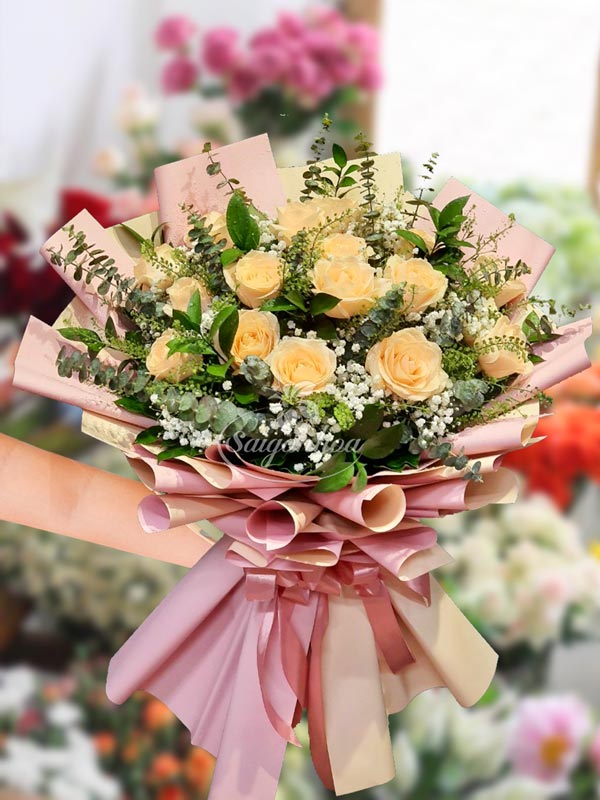 Bé tự cầm nắm thức ăn