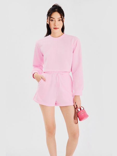 Mặt sau áo sweater form ngắn và quần short thun cột dây