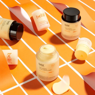 Người phụ nữ thư giãn trong bồn tắm nước ấm vào buổi tối