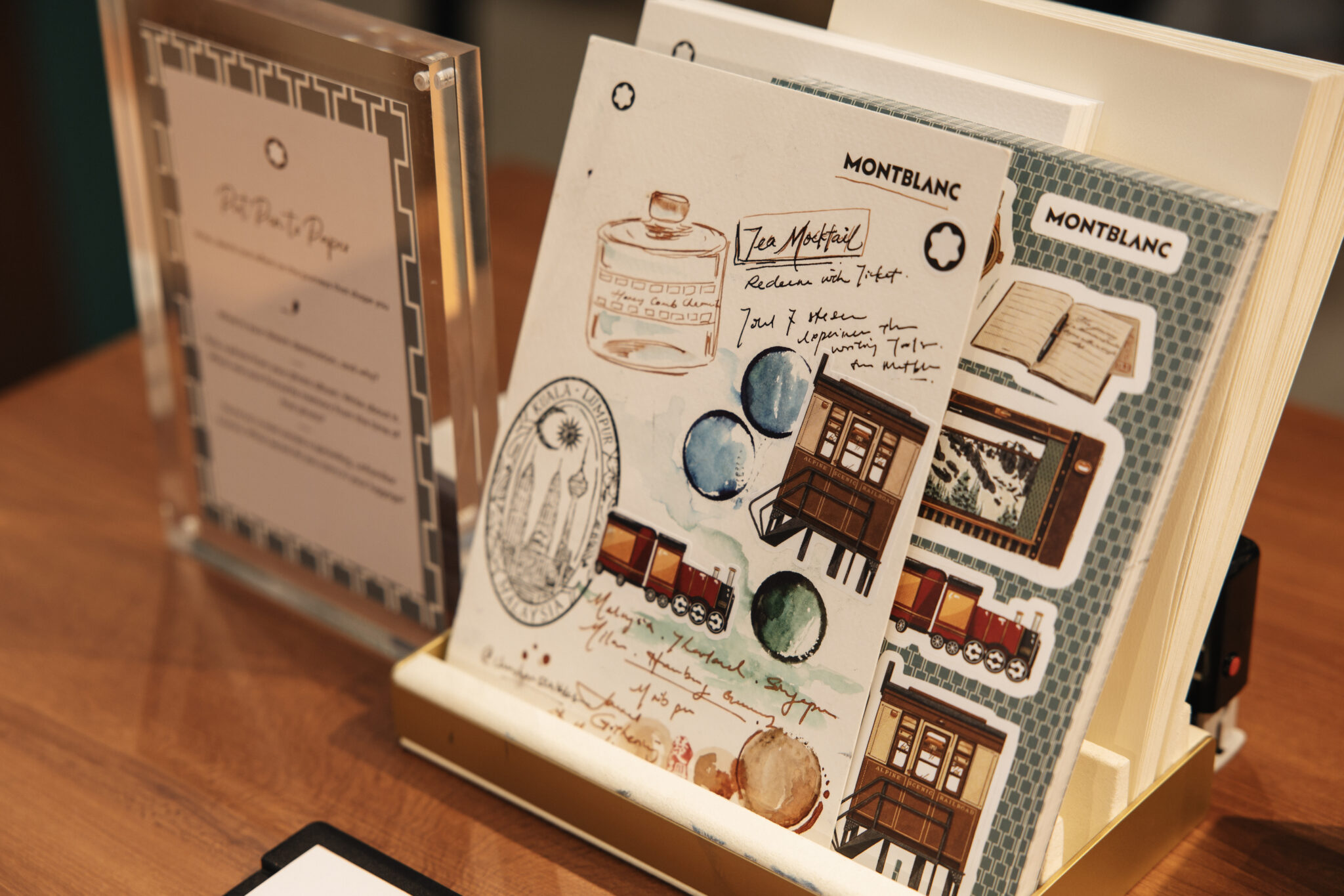 Bút và chữ viết tay cận cảnh