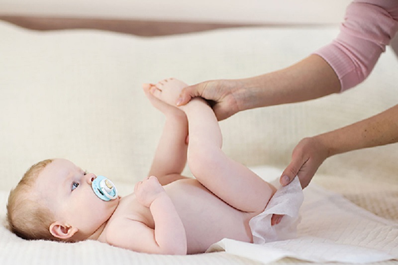 Vệ sinh sạch sẽ và để da thông thoáng giúp kiểm soát hăm tã hiệu quả