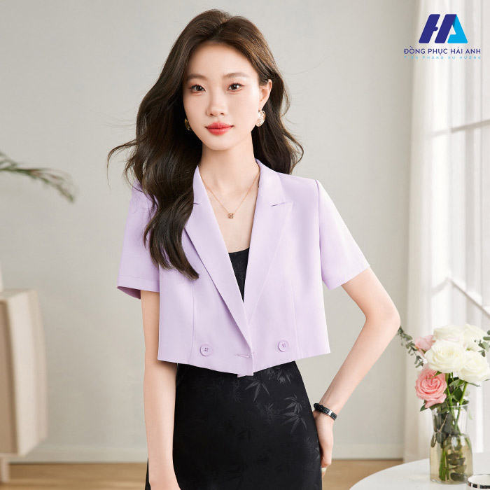Mẫu áo khoác ngoài giúp trang phục công sở sau sinh trông gọn gàng hơn