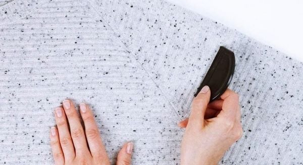 Sử dụng lược răng nhỏ chải áo len