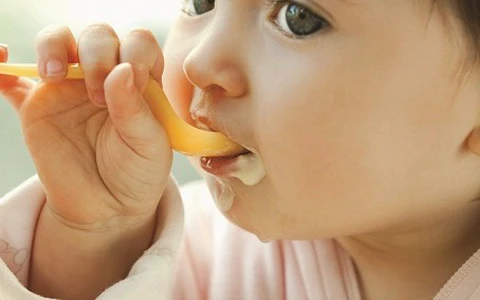 Dấu hiệu trẻ sẵn sàng ăn dặm