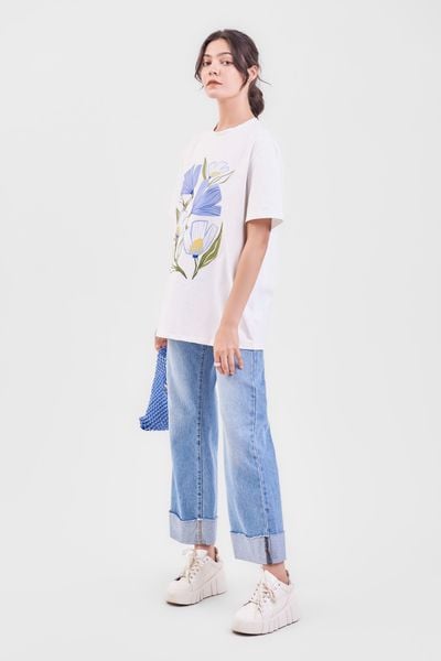 Áo thun oversize đen với quần jean ống rộng