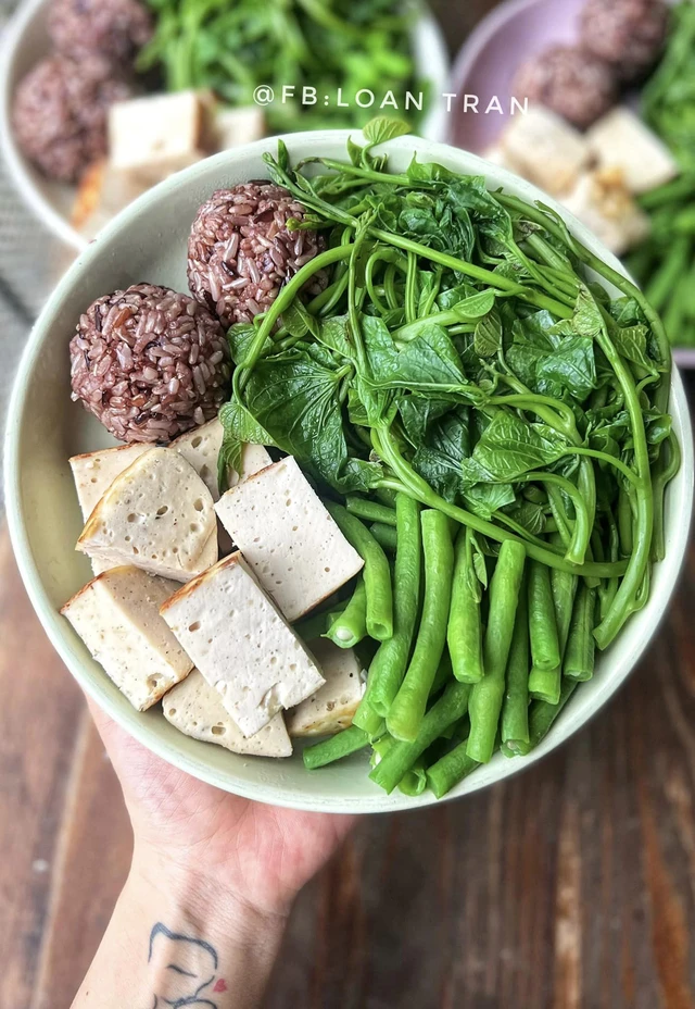 Cơm lứt, chả ức gà và rau luộc