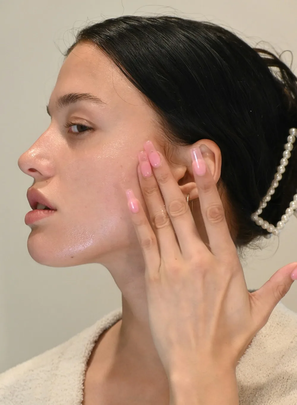 Cận cảnh người đang thoa sản phẩm lên da treatment