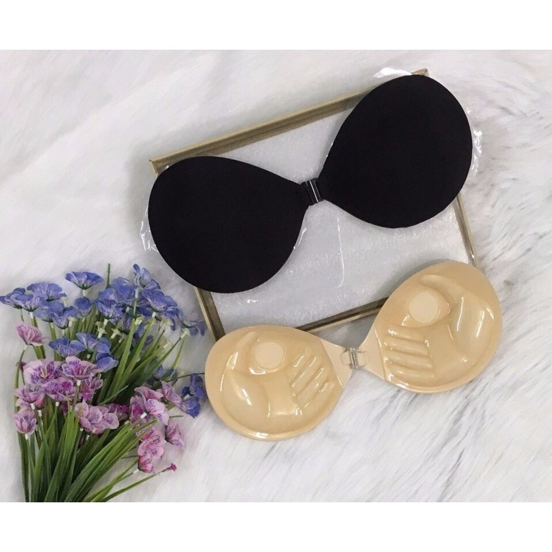 Người đang thắt nơ cổ áo