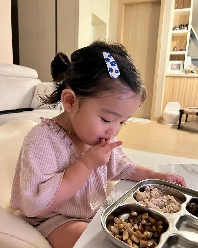 Thức ăn dạng miếng cho bé tập ăn tự chủ