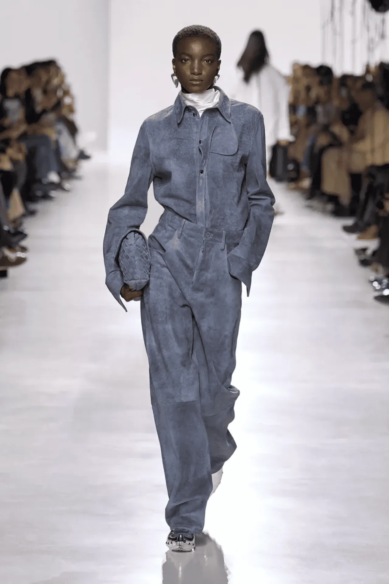 Kín đáo nhưng đầy gợi cảm với boilersuit từ sàn diễn Xuân-Hè 2026 của hai nhà mốt Bottega Veneta