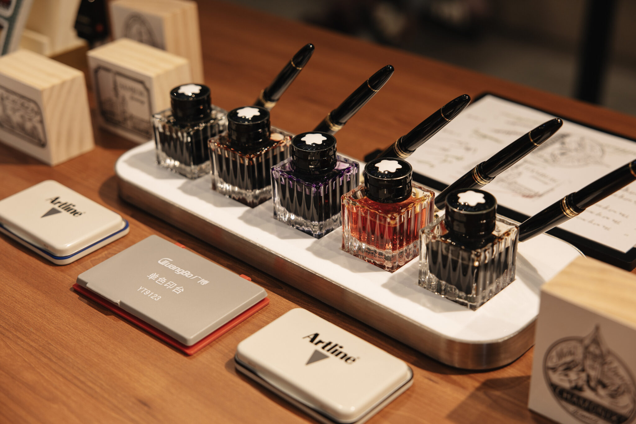 Sổ tay và bút viết tay