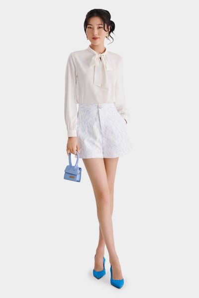 Sơ mi trắng và quần short trắng